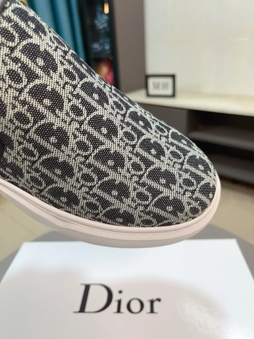 Men's men's shoes 💰380🌸🌸[Dior] 25ss new product B01 moral training shoes. The toe dimension design of the couple's style is a bit wider. The upper foot comfort is perfect. The threads are beautiful. Perfectly adaptable to trousers. Decorated with various classic details. It is an ideal choice for daily styling. Can be matched with various casual items to create exquisite looks. Fabric: top layer cowhide/lining sheepskin TPU original outsole Code number: 38-44, 45 customized